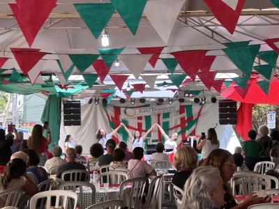 Público e barracas de gastronomia típica na Festa Itália Per Sempre no Parque José Affonso Junqueira.