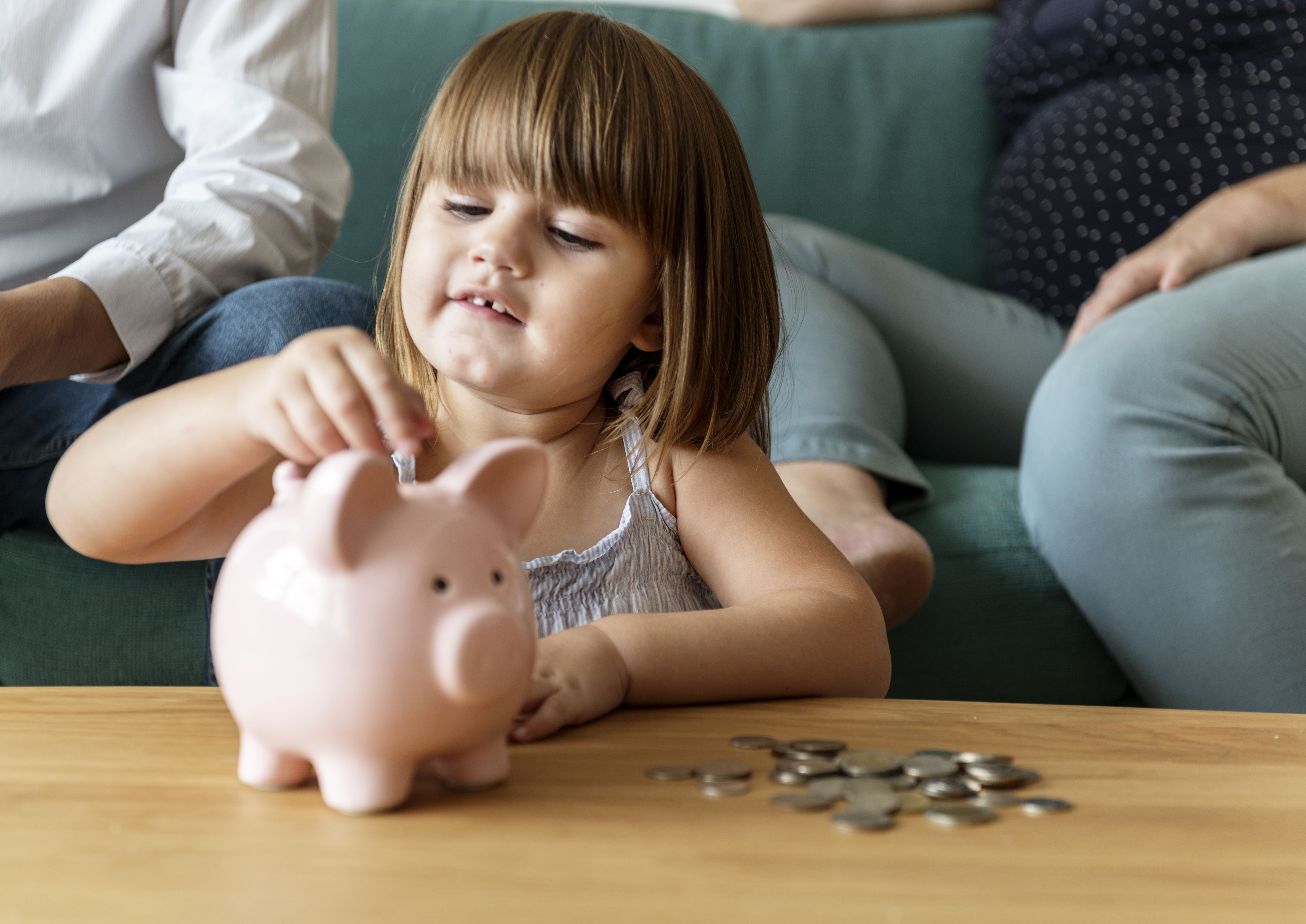 Finanças para crianças: como abordar e dicas para ensinar a poupar e investir