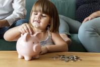 Finanças para crianças: como abordar e dicas para ensinar a poupar e investir