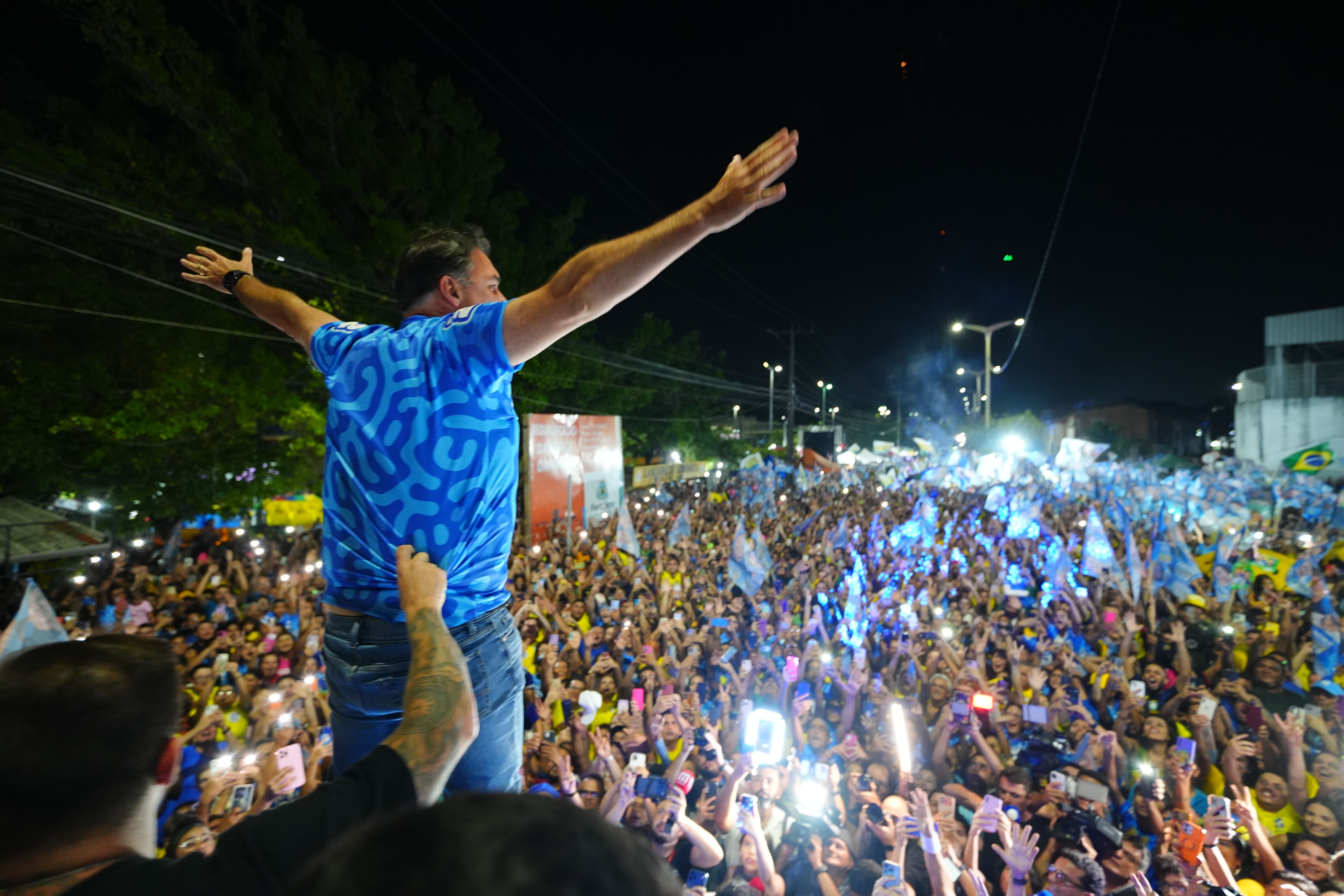 Flávio Bolsonaro reúne apoiadores em ato de campanha do 2º turno em Fortaleza