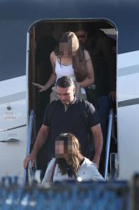 Família de Flávio Bolsonaro desembarca nos EUA após fuga do Brasil