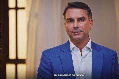 Senador Flávio Bolsonaro compartilhou propaganda que foi ao ar sem áudio nesta segunda-feira (12)