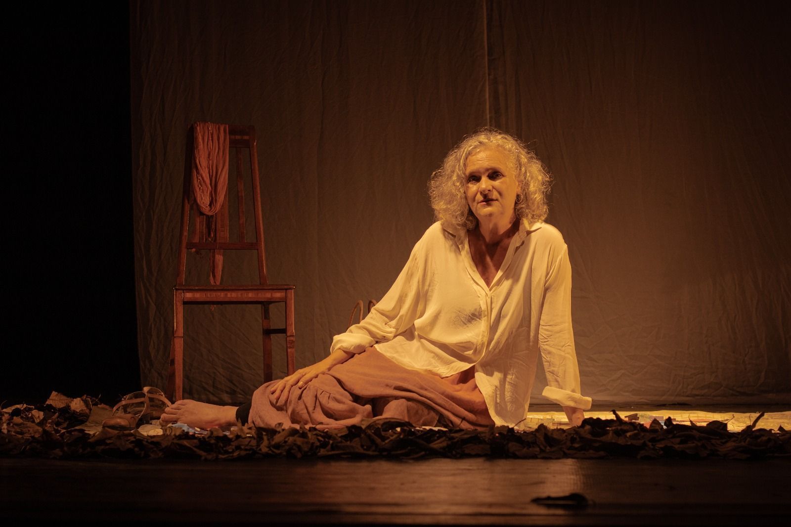 Cinco décadas de palco e memória: Cida Falabella celebra 50 anos de carreira no Teatro Feluma