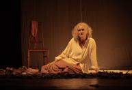 Cinco décadas de palco e memória: Cida Falabella celebra 50 anos de carreira no Teatro Feluma