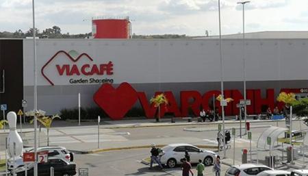 Fachada do Via Café Shopping Center em Varginha.