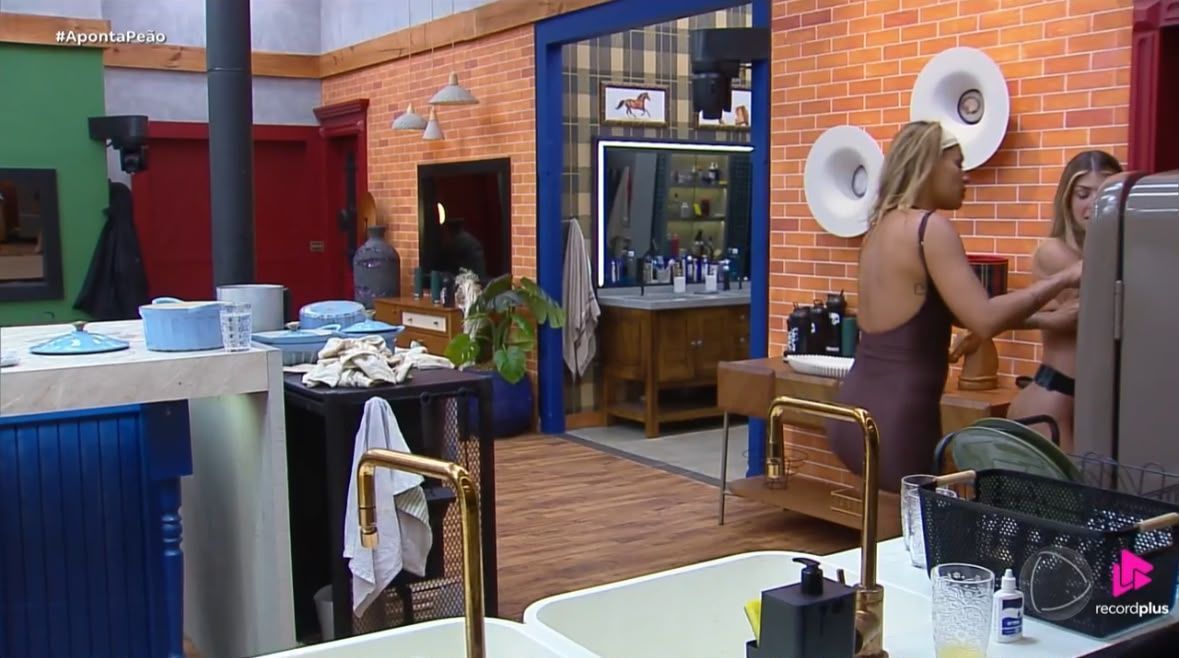 A Fazenda 18: edição exibe momento em que Fran toca Ana Bruna e é acusada de agressão