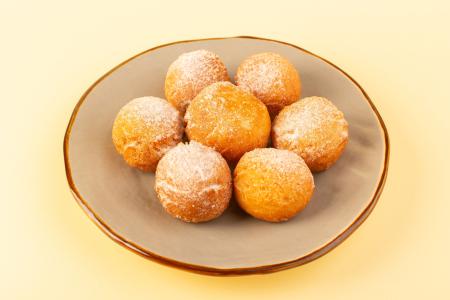 Bolinho de chuva tradicional é finalizado com açúcar e canela e combina com café ou chá.