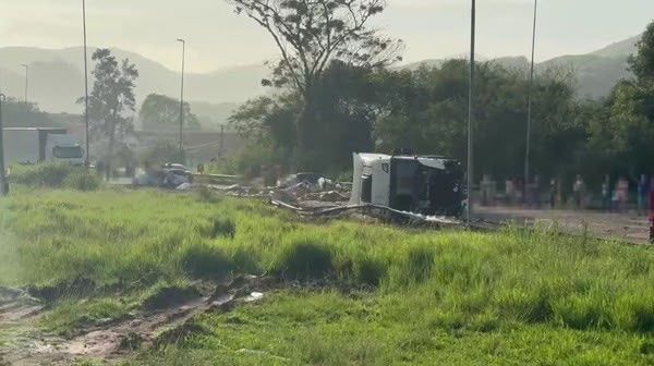 Acidente entre caminhão e quatro veículos deixa cinco mortos e nove feridos no Rio