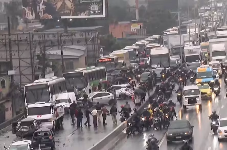 Motorista morre após sofrer infarto e provoca acidente envolvendo mais de 20 veículos na Dutra, no RJ