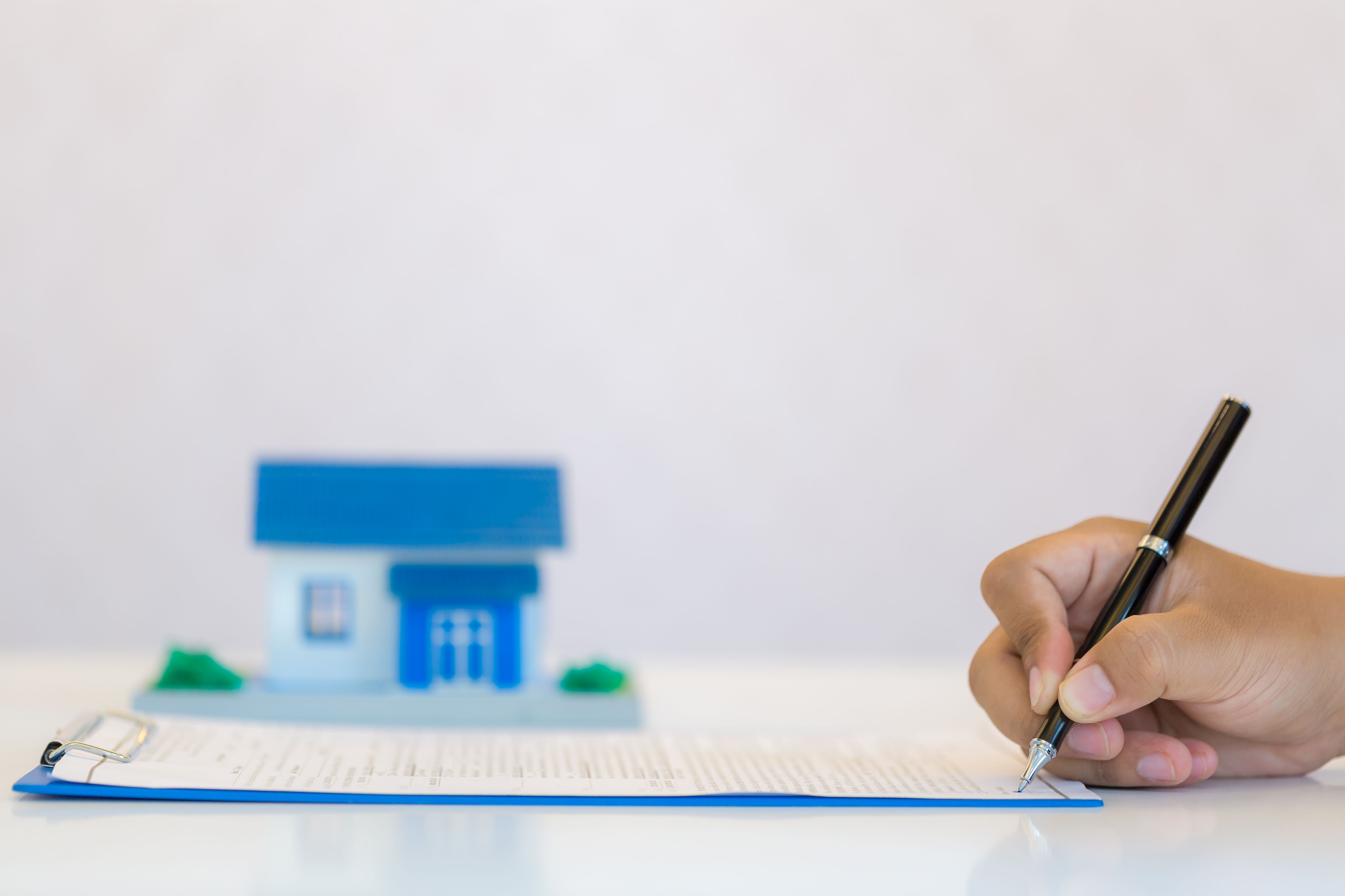 Contrato com a construtora e contrato com o banco: quais são os dois documentos e o que cada um define