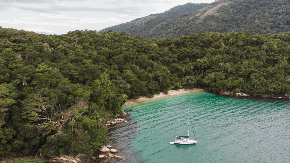 Volta à Ilha Grande: trilha de 100 km passa por praias, florestas e ruínas históricas