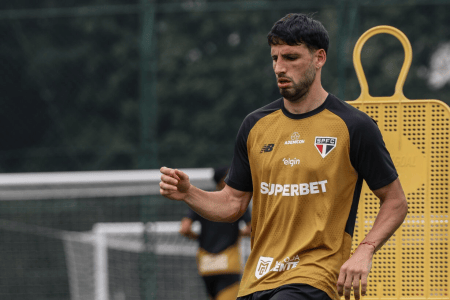 Calleri cumpriu suspensão e volta ao São Paulo contra o Cruzeiro