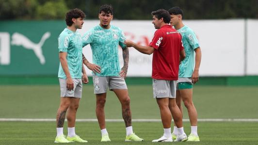 Mauricio, Gómez e Sosa conversam com Abel Ferreira no Palmeiras