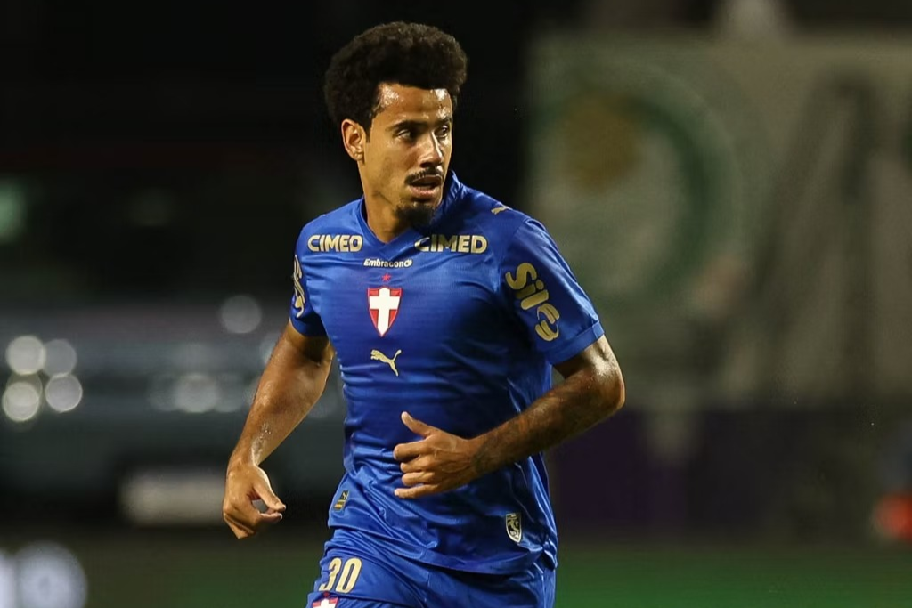 Abel rasga elogios a meia, que ascende no Palmeiras e 'toma lugar' de titular