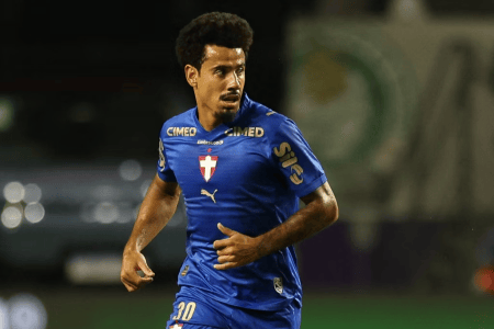 Lucas Evangelista em ação pelo Palmeiras
