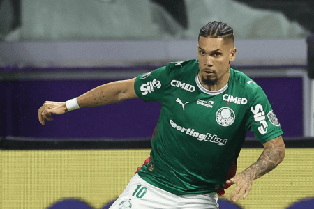 Paulinho no jogo entre Palmeiras e Fluminense