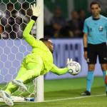 Carlos Miguel supera goleiros históricos do Palmeiras em pênaltis; entenda