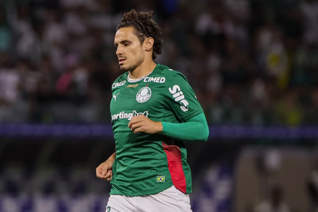 Raphael Veiga passará por cirurgia e volta ao Palmeiras para tratamento