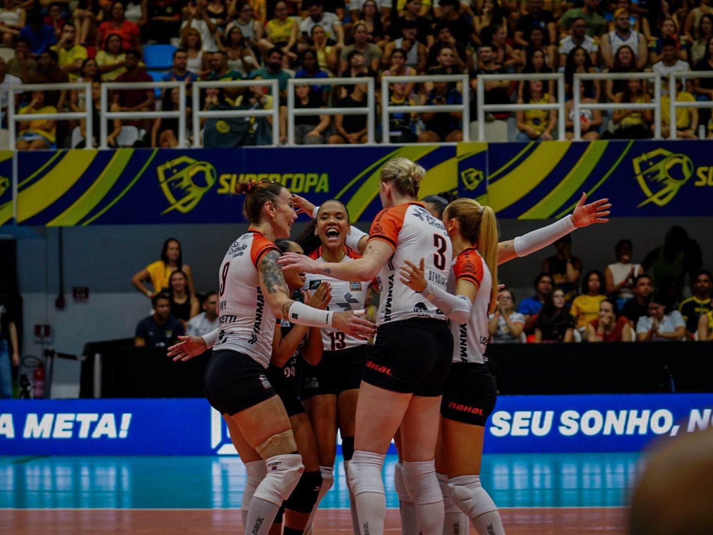 Osasco domina, vence Praia Clube e conquista bicampeonato da Supercopa do Brasil