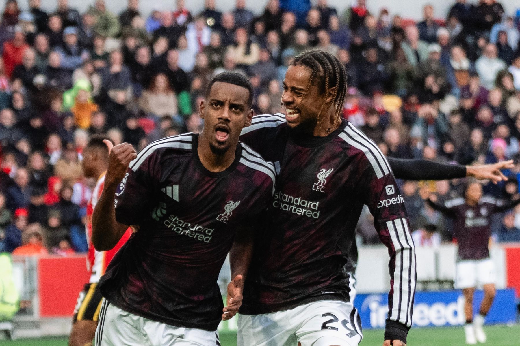 Com dois a mais, Liverpool vira, vence Brentford e cola no G4 da Premier League