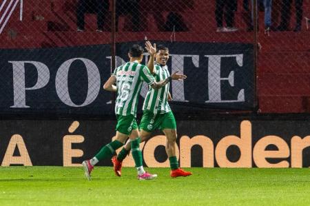 Jogadores do Juventude comemoram gol sobre a Ponte Preta