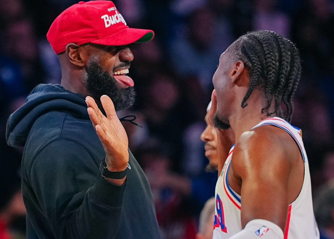 LeBron James celebra com Tyrese Maxey vitória dos 76ers sobre os Bucks na NBA