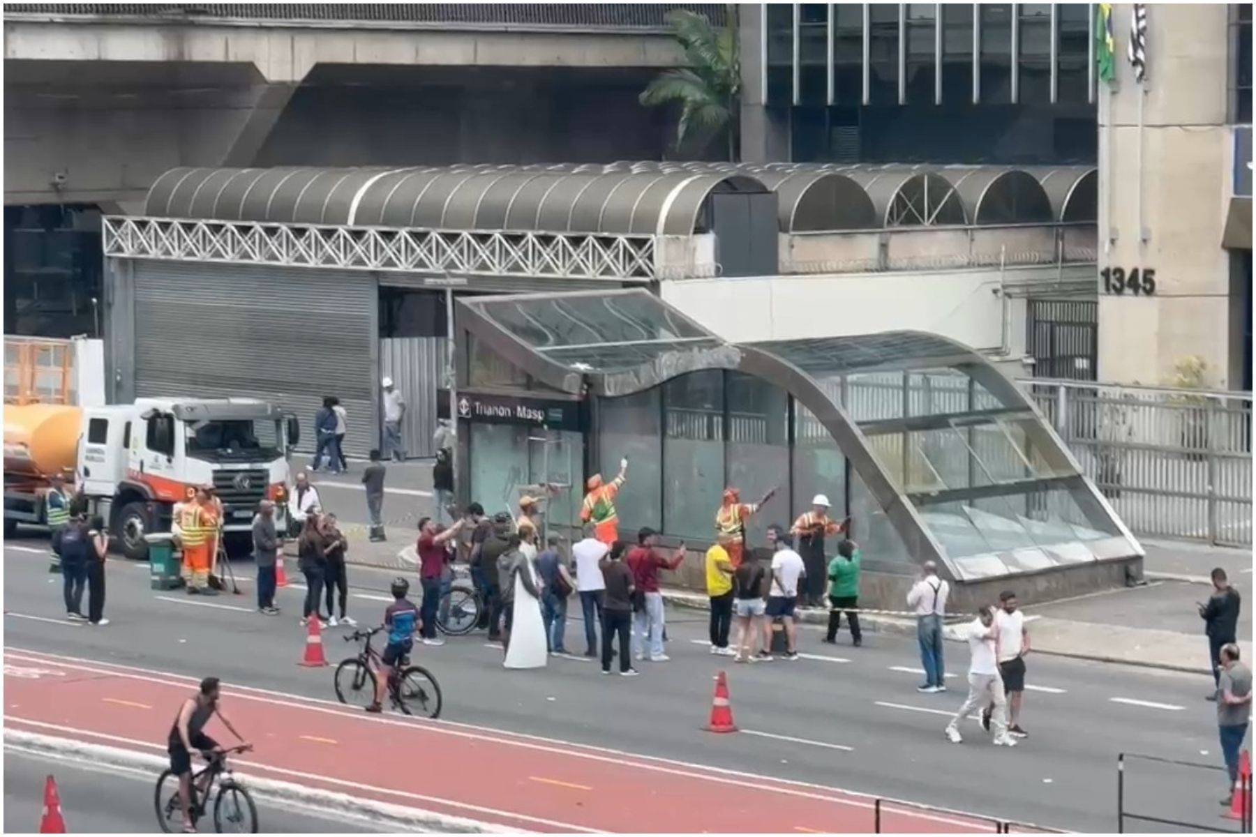 Funcionários da prefeitura de São Paulo limpam pichações feitas durante ato pró-Lula na Avenida Paulista; veja vídeo