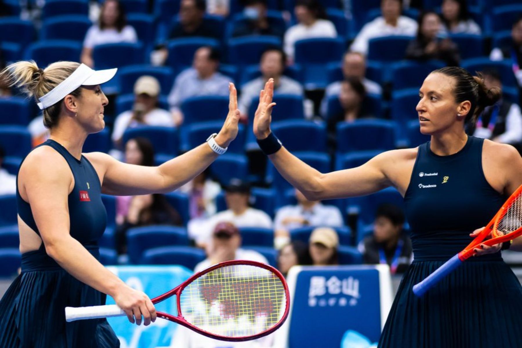 Luisa Stefani e Gabriela Dabrowski vão à final na China e chegam à 7ª decisão do ano