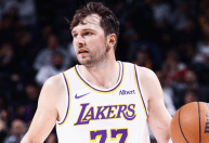 Doncic tem noite mágica com 52 pontos e bate 3 mil nos Lakers antes de Kareem e LeBron