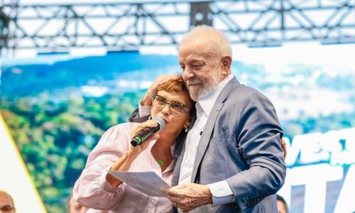 Lula e Marília Campos se abraçando