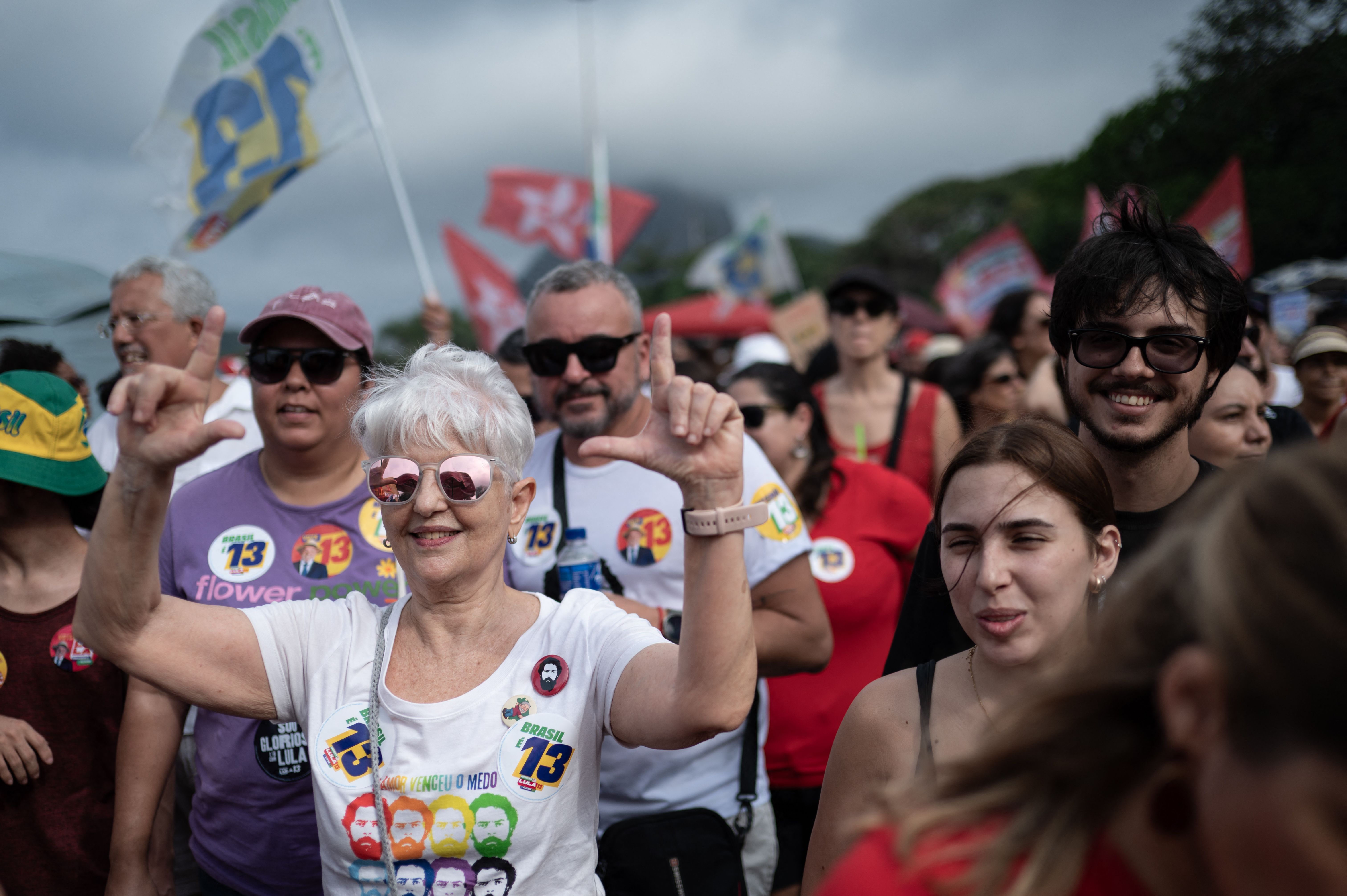 Manifestação pró-Lula reúne milhares de pessoas em Copacabana no Rio de Janeiro
