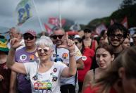 Manifestação pró-Lula reúne milhares de pessoas em Copacabana no Rio de Janeiro