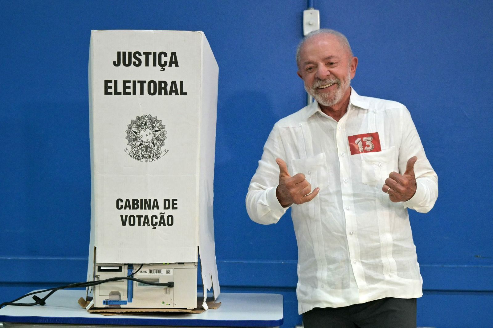 Lula vota em São Bernardo do Campo e ergue bandeira do Brasil em seção eleitoral