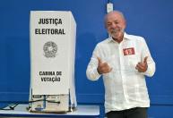 Lula vota em São Bernardo do Campo e ergue bandeira do Brasil em seção eleitoral