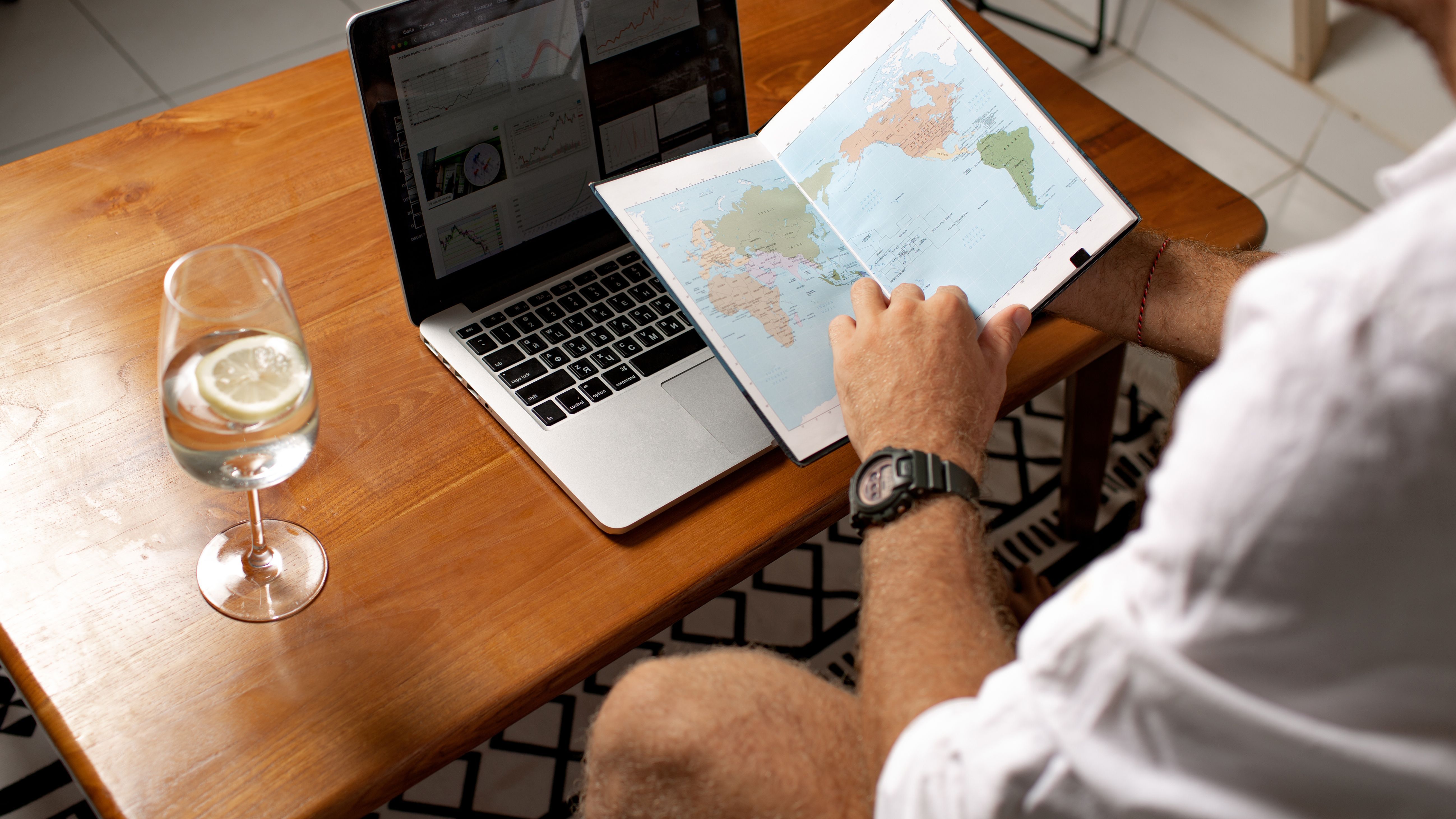 Viajantes recorrem à inteligência artificial para planejar viagens, aponta estudo