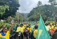 Vídeo: apoiadores de Flávio Bolsonaro se reúnem na Praça do Papa, em BH, em último dia de campanha