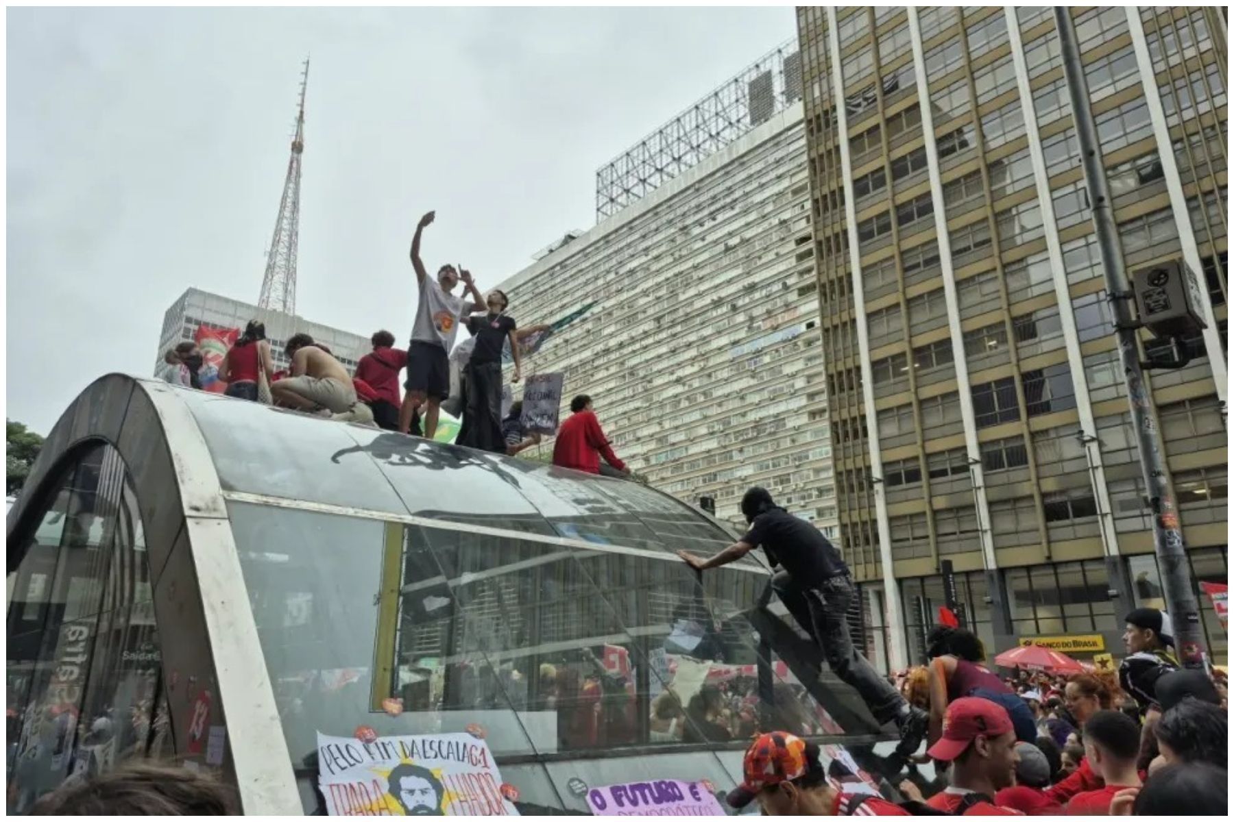 Veja vídeos: Manifestantes pró-Lula picham e quebram estações de metrô na Avenida Paulista