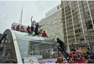 Veja vídeos: Manifestantes pró-Lula picham e quebram estações de metrô na Avenida Paulista