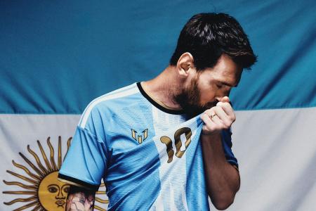 Messi com a camisa especial de sua despedida pela Argentina