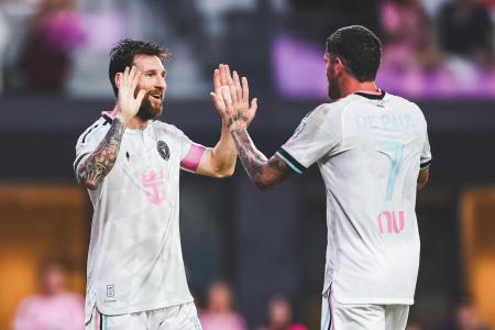 Messi celebra gol do Miami com De Paul