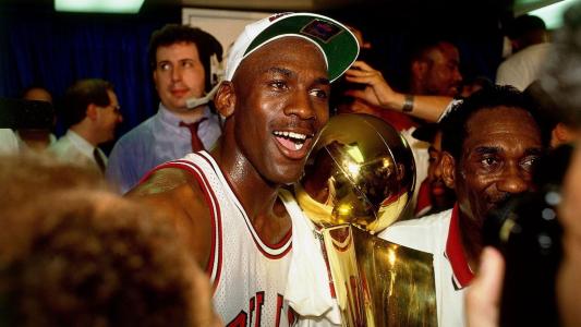 Michael Jordan com troféu da NBA pelo Chigaco Bulls • Divulgação/NBA