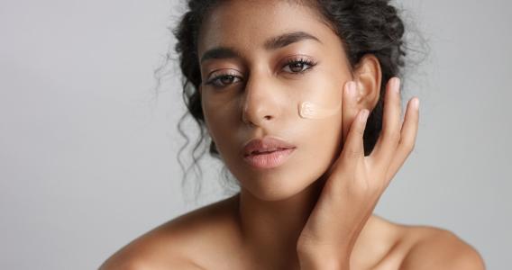 A melanina oferece proteção natural parcial, mas não elimina a necessidade de protetor solar na pele negra.