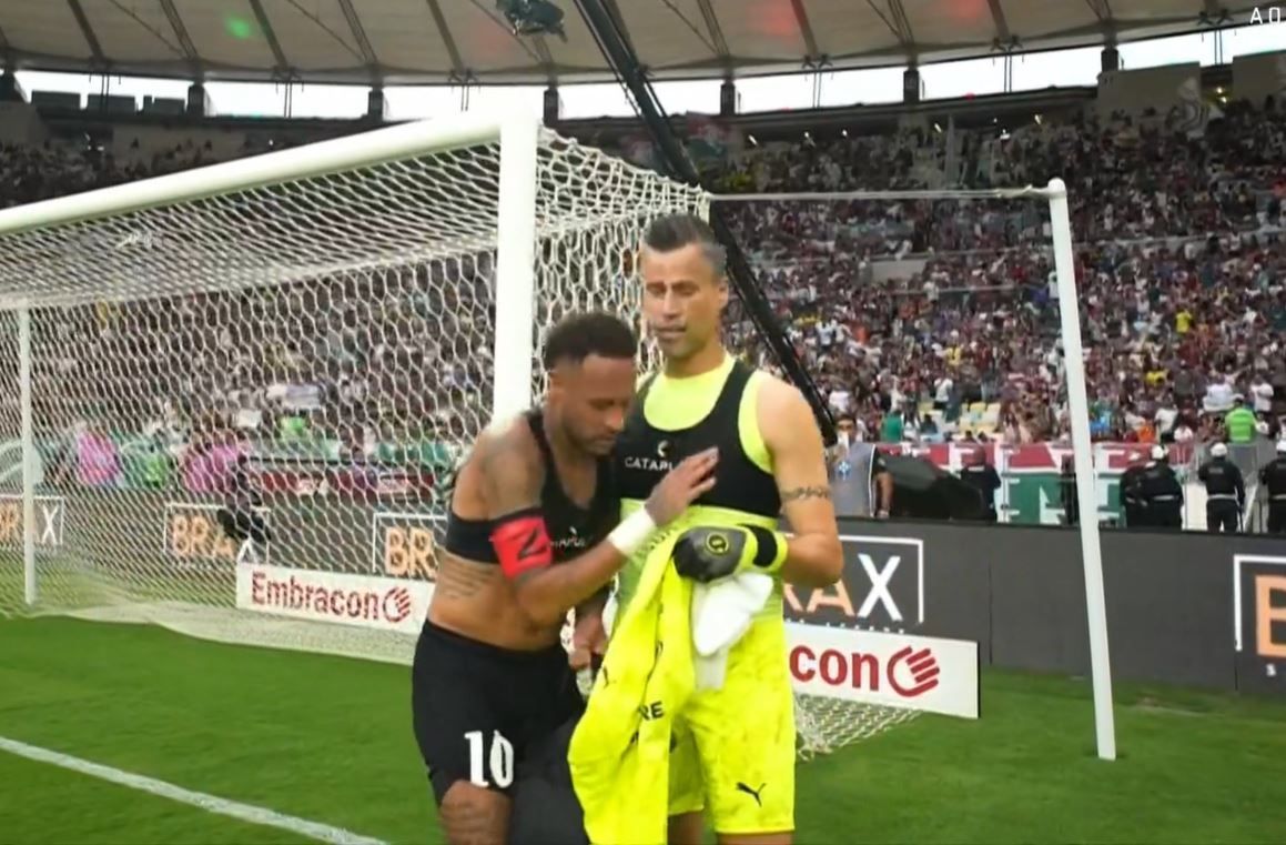 Fluminense x Santos: Fábio e Neymar trocam camisas no intervalo do duelo no Maracanã