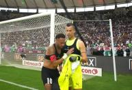 Fluminense x Santos: Fábio e Neymar trocam camisas no intervalo do duelo no Maracanã