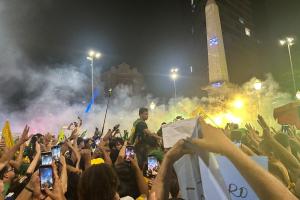 Nikolas leva milhares ao Centro de BH, desafia Lula e declara: 'Sou de extrema direita'