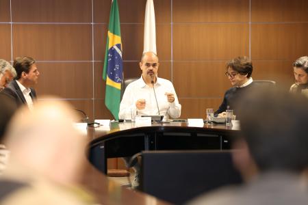O governador Mateus Simões (PSD) em reunião de transição do governo