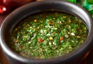 Os cozinheiros concordam: 'Para deixar o chimichurri mais saboroso, não adicione mais vinagre, mas sim uma pitada de pimenta malagueta moída'