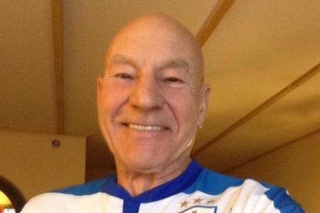Patrick Stewart na torcida pelo Huddersfield em agosto de 2014
