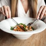 Jantar menos pode melhorar a digestão? Entenda o que se sabe