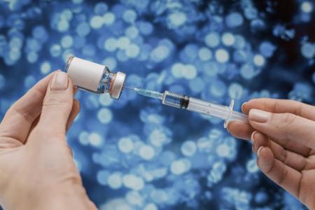 Close-up de agulha para medicamento injetável e ampola